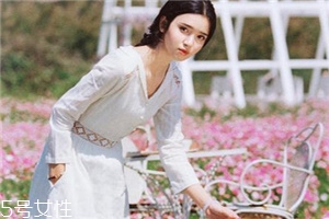 小白裙怎么搭配？小白裙搭配技巧