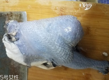 烏雞是公雞好還是母雞好？烏雞買(mǎi)公雞還是母雞？