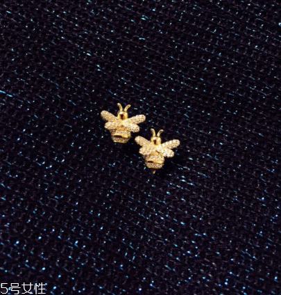 耳釘有血跡怎么清洗？耳釘上的血跡用什么洗？
