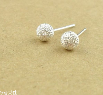 耳釘一定要打耳洞嗎？耳釘要有耳洞嗎？