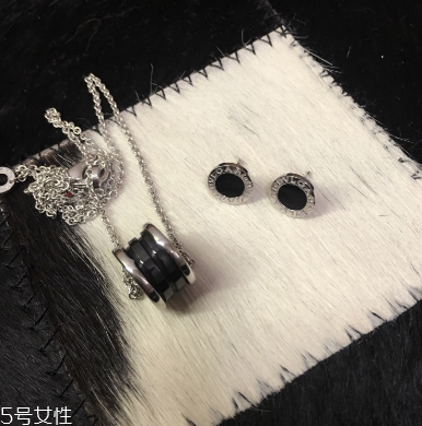 耳釘上有綠東西是什么？耳釘變綠了怎么清洗？