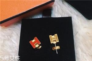 耳釘上有綠東西是什么？耳釘變綠了怎么清洗？
