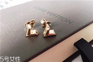 耳釘穿不過去怎么辦？耳釘卡在中間怎么處理？