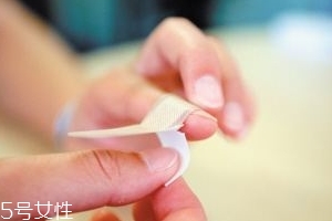 創(chuàng)可貼可以貼痘痘嗎？創(chuàng)可貼貼痘痘好嗎？