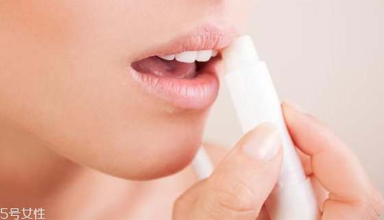 涂口紅嘴唇干怎么辦 嘴巴涂口紅很干怎么辦 涂口紅嘴唇干怎么辦 嘴巴涂口紅很干怎么辦