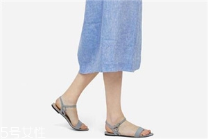 腳寬的人適合穿什么涼鞋？腳胖穿什么涼鞋好看？