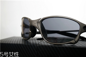 oakley是奢侈品牌嗎？歐克利屬于奢侈品嗎？