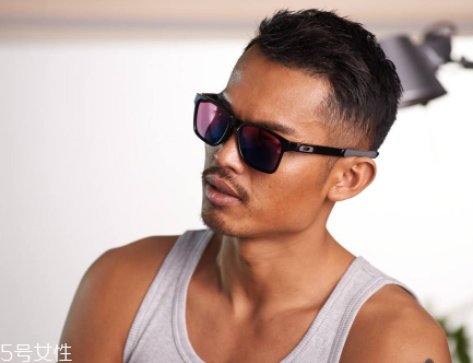 oakley眼鏡多少錢？歐克利眼鏡正品價格