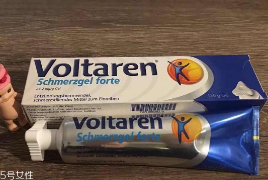 voltaren是什么藥？voltaren治什么?。?></p><h3>風(fēng)濕膏藥的作用</h3><p>風(fēng)濕性關(guān)節(jié)炎主要發(fā)生在身體的各個(gè)關(guān)節(jié)，包括膝關(guān)節(jié)、踝關(guān)節(jié)、肩關(guān)節(jié)、肘關(guān)節(jié)、腕關(guān)節(jié)等，常常會(huì)由一個(gè)關(guān)節(jié)轉(zhuǎn)移至另一關(guān)節(jié)。風(fēng)濕性關(guān)節(jié)炎病變的局部會(huì)呈現(xiàn)出紅腫、灼熱、劇痛等病癥。</p><p>風(fēng)濕膏藥貼是最常見(jiàn)也是使用最為廣泛的治療方式，其直接作用于肌膚表層，藥物刺激神經(jīng)末梢，通過(guò)反射，擴(kuò)張血管，促進(jìn)局部位置血液的循環(huán)，改善周圍組織營(yíng)養(yǎng)，從而達(dá)到消腫、消炎、鎮(zhèn)痛的作用。</p><p>此外，膏布藥物在患處通過(guò)皮膚滲透達(dá)皮下組織，在局部產(chǎn)生藥物濃度的相對(duì)優(yōu)勢(shì)，從而可以發(fā)揮出較強(qiáng)的藥理作用。</p><p>第三，刺激性強(qiáng)的藥物通過(guò)神經(jīng)反射可以達(dá)到調(diào)節(jié)肌體功能促進(jìn)抗體的形成，從而提高人體的免疫能力。膏藥中的藥物成分穿透過(guò)皮膚以及粘膜之后，經(jīng)過(guò)血管或淋巴管進(jìn)入體循環(huán)，也可以產(chǎn)生全身性的藥物作用。</p> </div>
<div align=