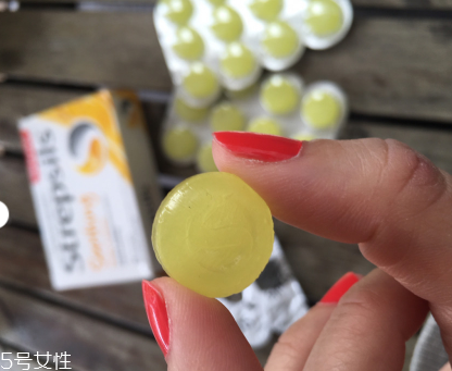 strepsils是什么藥？strepsils治什么?。?></p><h3>喉嚨痛的原因是什么</h3><p>全身病毒感染</p><p>全身病毒感染患者需要臥床休息，并服用阿司匹林或阿司匹林替代品緩解不適和降低體溫。如48小時未見好轉(zhuǎn)，請去醫(yī)院就診。</p><p>腮腺炎</p><p>腮腺炎是病毒感染了唾液腺，病毒也可能同時感染其他腺體，從未患過本病的人尤應(yīng)注意。建議此病患者臥床休息，并服用阿斯匹林或阿斯匹林代替品以緩解不適。如果睪丸疼痛或腫脹，則可能是睪丸也已發(fā)炎。在這種情況下，可能需要使用抗炎藥物。</p><p style=