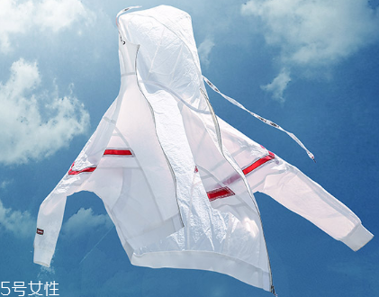 防曬衣里面穿什么？防曬衣里面怎么搭配？