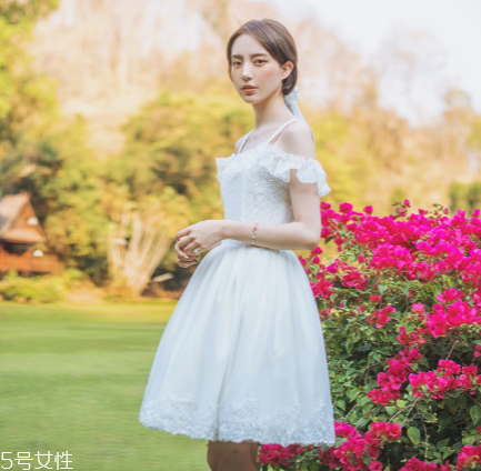 復(fù)古連衣裙怎么搭配？復(fù)古連衣裙搭配圖片