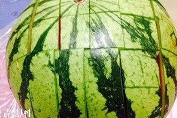 西瓜擺盤(pán)切法 怎樣切西瓜不浪費(fèi)？