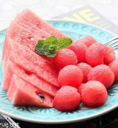 西瓜擺盤(pán)切法 怎樣切西瓜不浪費(fèi)？