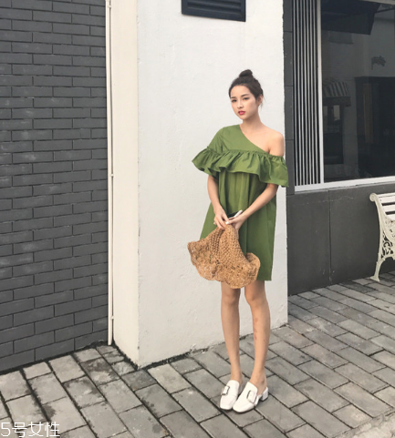 綠色連衣裙怎么搭配？綠色連衣裙搭配圖片