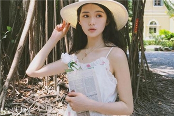 吊帶連衣裙怎么穿好看？夏季吊帶連衣裙搭配圖片