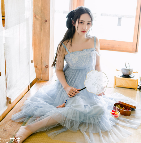吊帶連衣裙怎么穿好看？夏季吊帶連衣裙搭配圖片
