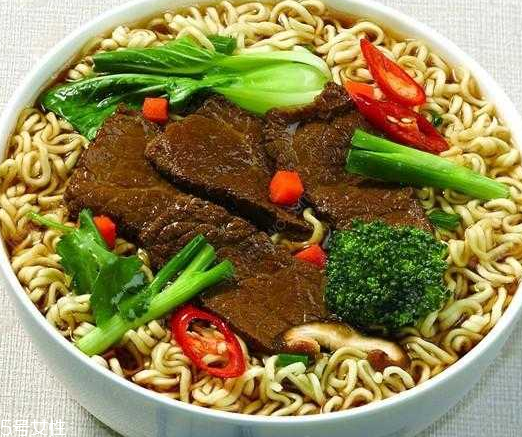 方便面加牛奶好吃嗎？牛奶方便面是黑暗料理嗎？