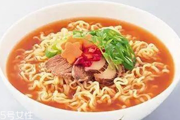 方便面沒泡熟可以吃嗎？半生不熟的泡面可以吃嗎？