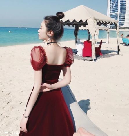 黃皮適合什么顏色裙子？什么顏色裙子適合黃皮女生？