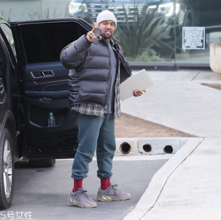 yeezy 700 mauve什么時候發(fā)售？椰子700灰紫色發(fā)售時間