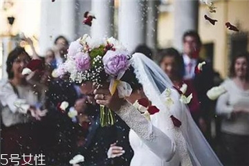 婚紗上面的機(jī)油怎么洗？婚紗沾上機(jī)油用什么洗？