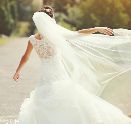 高定婚紗價格一般多少？婚紗高定要多少錢？