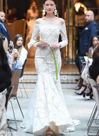 婚紗里面有胸墊嗎？婚紗是自帶胸墊嗎？