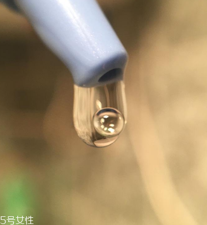 油皮能用精華嗎？油性皮膚能用精華液嗎？