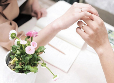 婚戒可以戴中指嗎？婚戒能戴在中指上嗎？