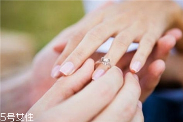 婚戒可以戴中指嗎？婚戒能戴在中指上嗎？
