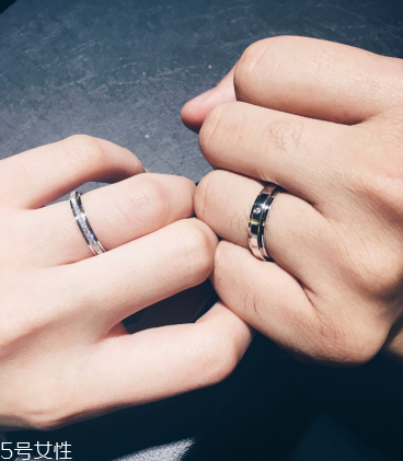 婚戒是男左女右嗎？婚戒應(yīng)該戴左手還是右手？