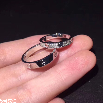 婚戒是男左女右嗎？婚戒應(yīng)該戴左手還是右手？