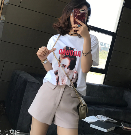 夏天白色t恤怎么搭配？夏季白t搭配竅門