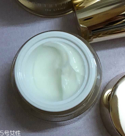 眼霜晚上用好還是白天用好？眼霜最佳使用時間