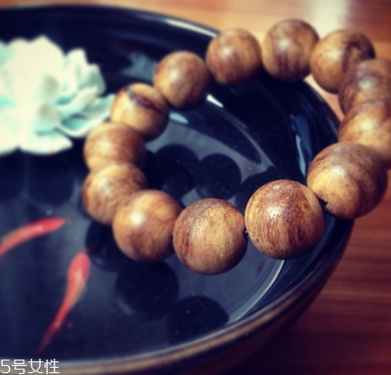 沉香手串可以用水洗嗎？沉香手串能沾水嗎？