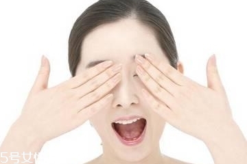 眼霜里的小勺怎么用？眼霜里的勺子如何使用