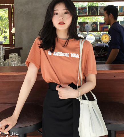 女生穿什么短袖好看？女生適合穿什么短袖？