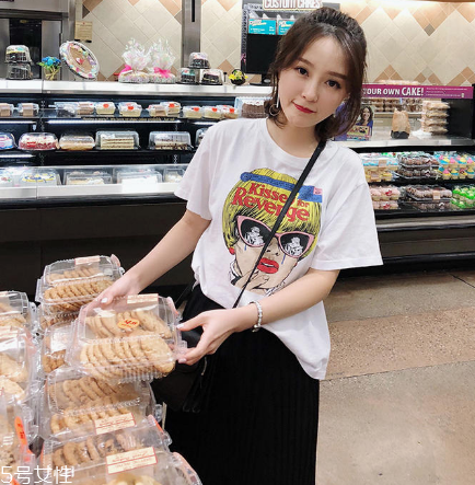女生穿什么短袖好看？女生適合穿什么短袖？
