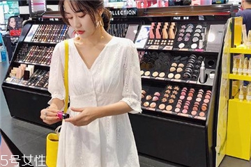 夏天穿白色裙子好看嗎？夏季白色連衣裙搭配圖片