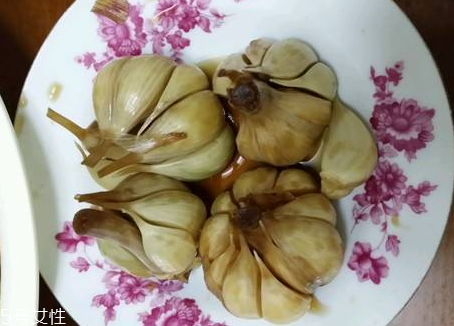 腌蒜變綠可以吃嗎？腌制的大蒜綠了能吃嗎？