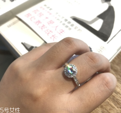 鉆戒是鉑金好還是18k金好？鉆戒買鉑金還是18k金？