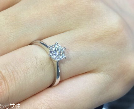 鉆戒是訂婚買還是結(jié)婚買？鉆戒訂婚就要買嗎？