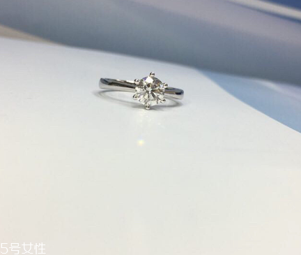鉆戒是訂婚買還是結(jié)婚買？鉆戒訂婚就要買嗎？