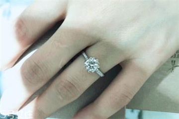 鉆戒是定制還是成品好？鉆戒買定制的還是買成品？