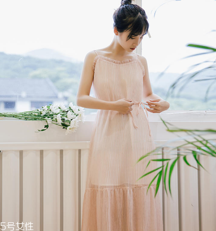夏天穿什么顏色連衣裙好？夏天適合什么顏色連衣裙？