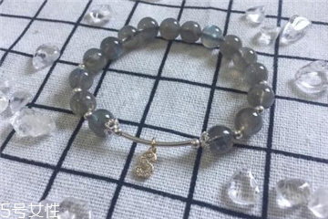 月光石是水晶嗎？月光石和水晶是一種嗎？