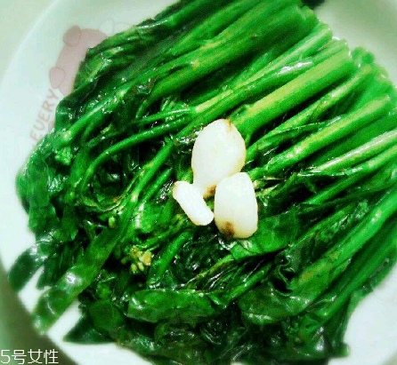 芥蘭炒飯怎么做？雞蛋怎么做成蛋炒飯？