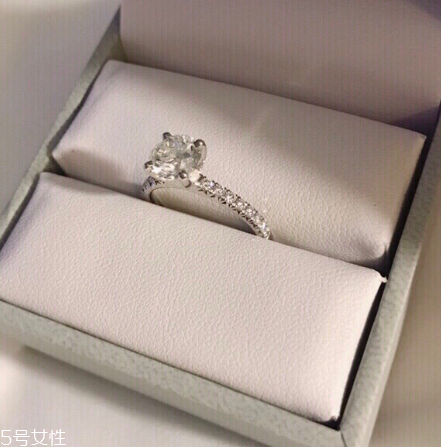 鉆戒和婚戒怎么一起戴？鉆戒和婚戒怎么同時戴？