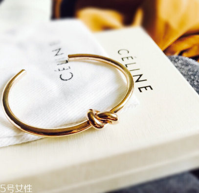 手鐲可以戴兩只手嗎？手鐲可以兩只手同時戴嗎？